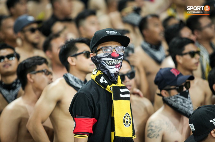 CĐV Malaysia đeo mặt nạ kinh dị cổ vũ đội nhà tại Bukit Jalil - Ảnh 1.