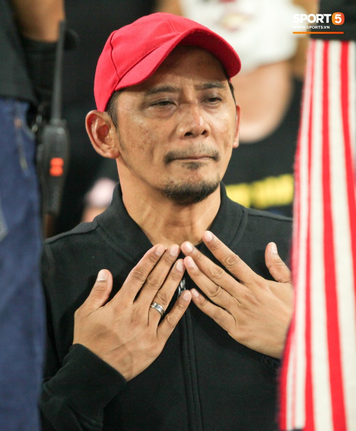 CĐV Malaysia đeo mặt nạ kinh dị cổ vũ đội nhà tại Bukit Jalil - Ảnh 10.