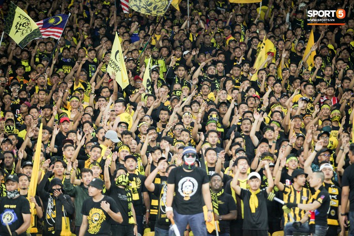 CĐV Malaysia đeo mặt nạ kinh dị cổ vũ đội nhà tại Bukit Jalil - Ảnh 2.