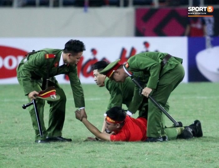 Đội trưởng tuyển Việt Nam hành động đẹp với fan quá khích khiến cả sân vỗ tay tán thưởng - Ảnh 2.
