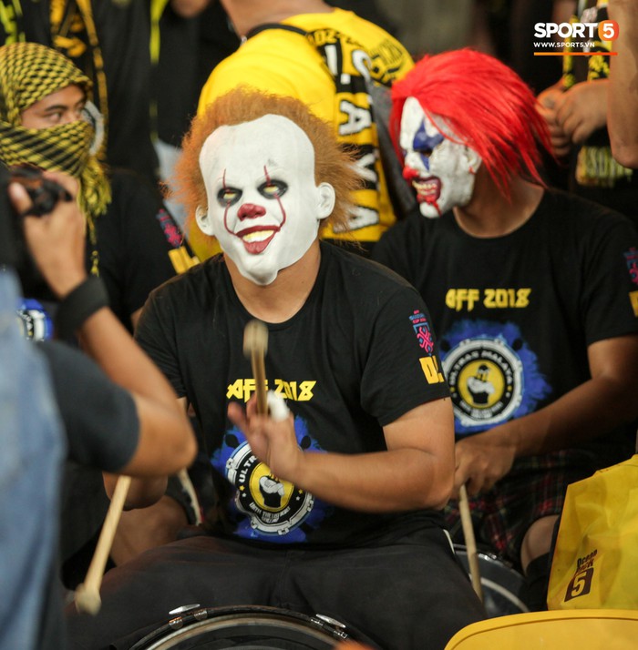 CĐV Malaysia đeo mặt nạ kinh dị cổ vũ đội nhà tại Bukit Jalil - Ảnh 3.