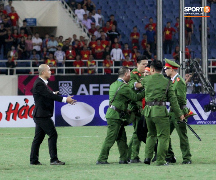 Đội trưởng tuyển Việt Nam hành động đẹp với fan quá khích khiến cả sân vỗ tay tán thưởng - Ảnh 3.