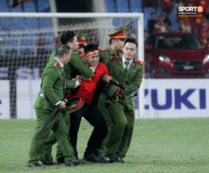 Đội trưởng tuyển Việt Nam hành động đẹp với fan quá khích khiến cả sân vỗ tay tán thưởng - Ảnh 4.