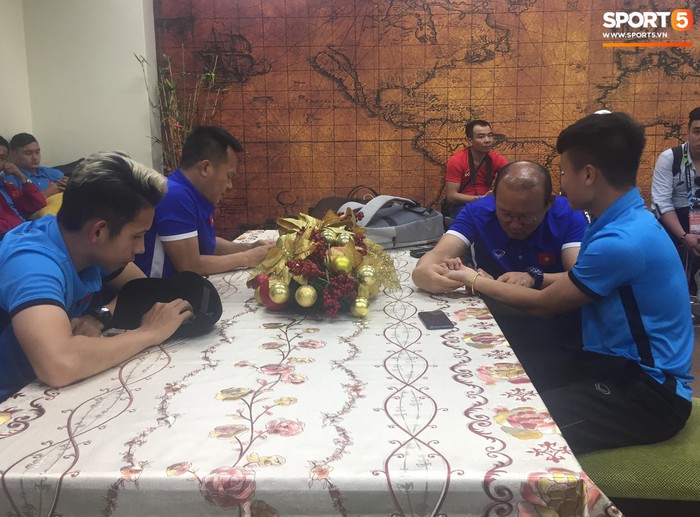 Nhân viên sân bay Philippines bận đi ăn, tuyển Việt Nam ngồi chờ 3 tiếng chưa được nhập cảnh - Ảnh 5.