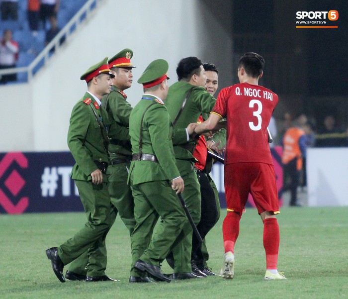 Đội trưởng tuyển Việt Nam hành động đẹp với fan quá khích khiến cả sân vỗ tay tán thưởng - Ảnh 5.
