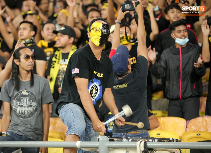CĐV Malaysia đeo mặt nạ kinh dị cổ vũ đội nhà tại Bukit Jalil - Ảnh 6.