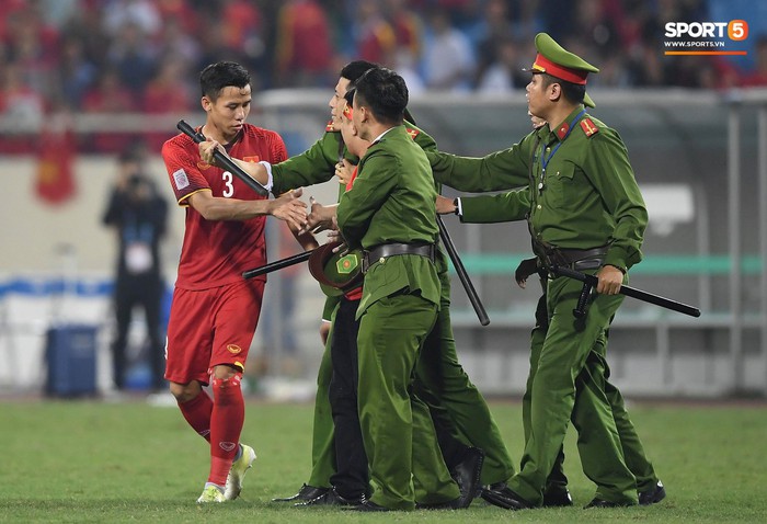 Đội trưởng tuyển Việt Nam hành động đẹp với fan quá khích khiến cả sân vỗ tay tán thưởng - Ảnh 6.