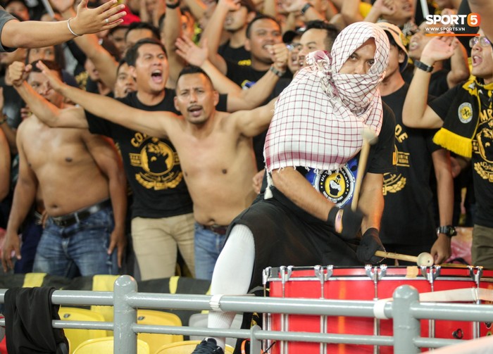 CĐV Malaysia đeo mặt nạ kinh dị cổ vũ đội nhà tại Bukit Jalil - Ảnh 7.