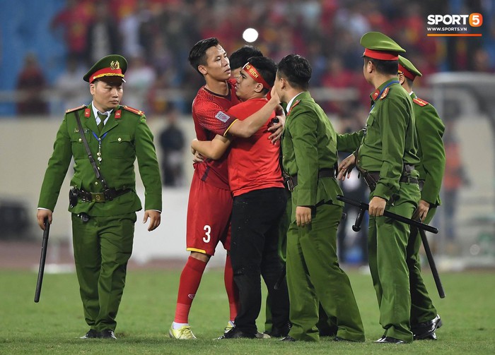 Đội trưởng tuyển Việt Nam hành động đẹp với fan quá khích khiến cả sân vỗ tay tán thưởng - Ảnh 7.