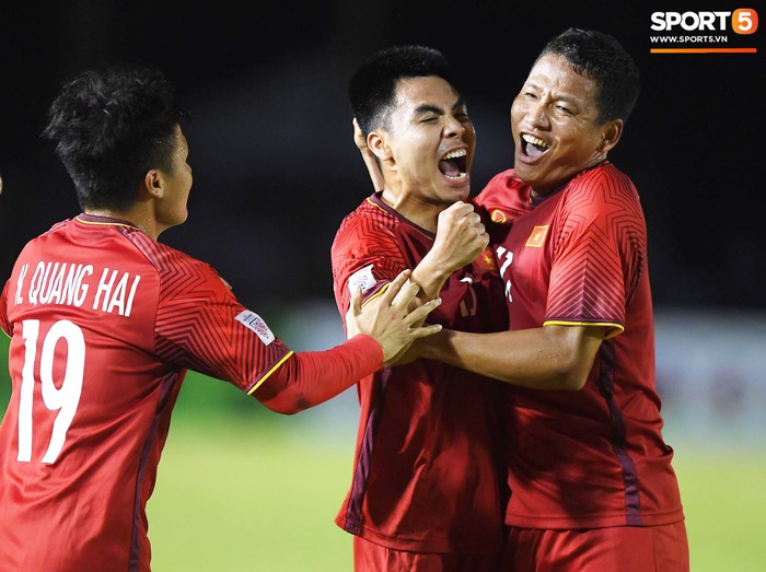 Lâm Tây nhận bàn thua đầu tiên, Văn Đức kịp tỏa sáng mang về chiến thắng cho tuyển Việt Nam - Ảnh 7.