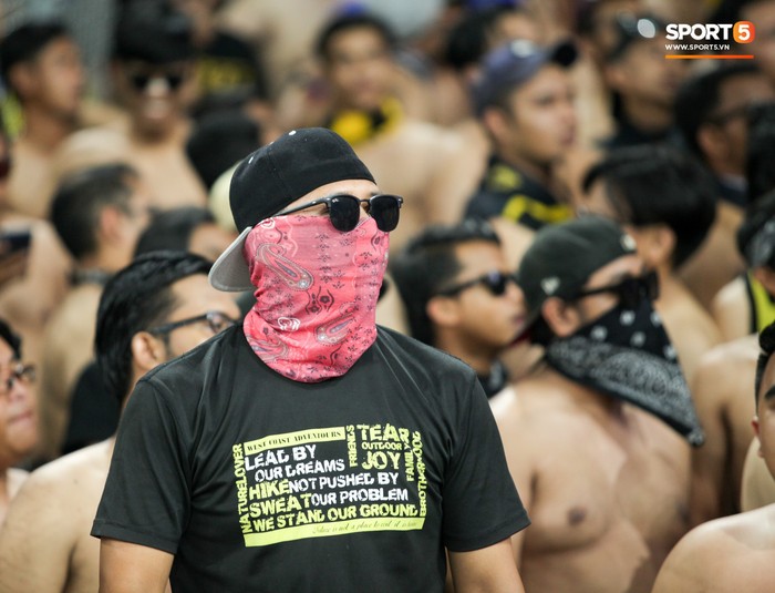 CĐV Malaysia đeo mặt nạ kinh dị cổ vũ đội nhà tại Bukit Jalil - Ảnh 8.