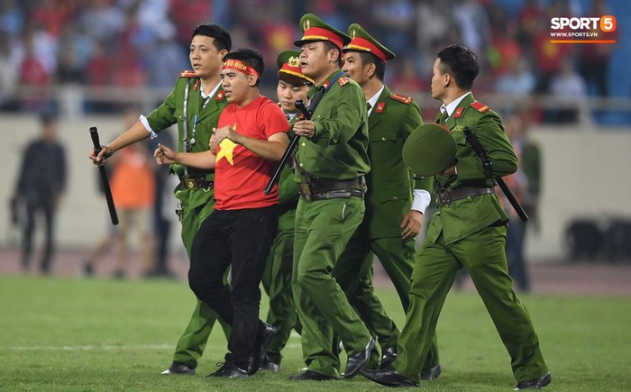 Đội trưởng tuyển Việt Nam hành động đẹp với fan quá khích khiến cả sân vỗ tay tán thưởng - Ảnh 8.