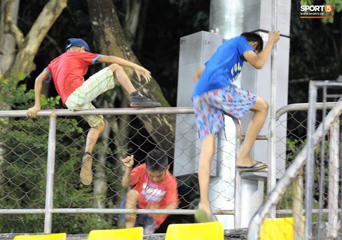Bất chấp nguy hiểm, fan nhí Philippines nhảy rào vào xem đội tuyển tập trước trận gặp Việt Nam - Ảnh 3.