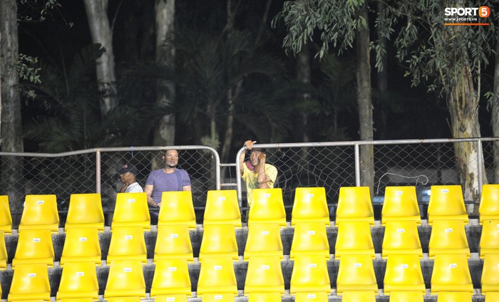 Bất chấp nguy hiểm, fan nhí Philippines nhảy rào vào xem đội tuyển tập trước trận gặp Việt Nam - Ảnh 6.