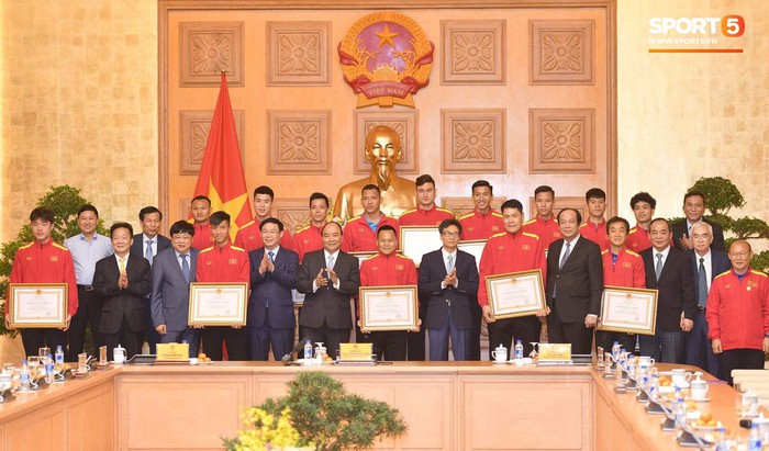 Thủ tướng Chính phủ gặp mặt, khen thưởng Đội tuyển Việt Nam - Ảnh 1.