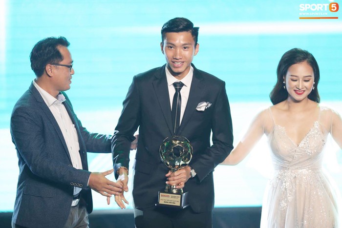 Đoàn Văn Hậu nhận giải Cầu thủ trẻ xuất sắc nhất năm 2018 - Ảnh 1.