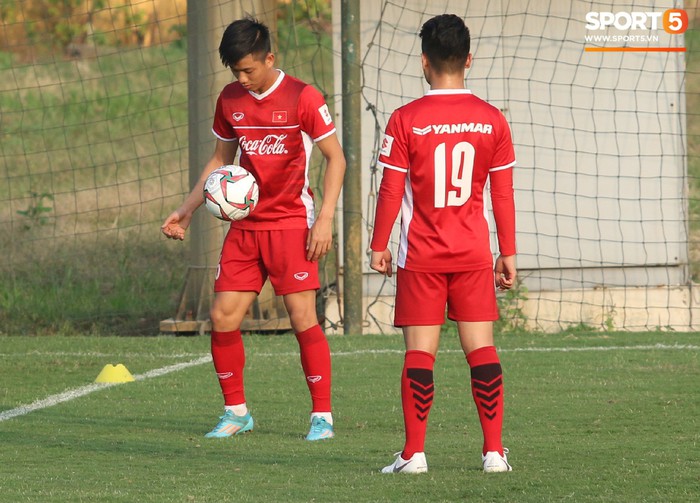 Quang Hải, Văn Đức phải tập riêng sau khi trở về từ lễ trao giải Quả bóng vàng Việt Nam 2018 - Ảnh 3.