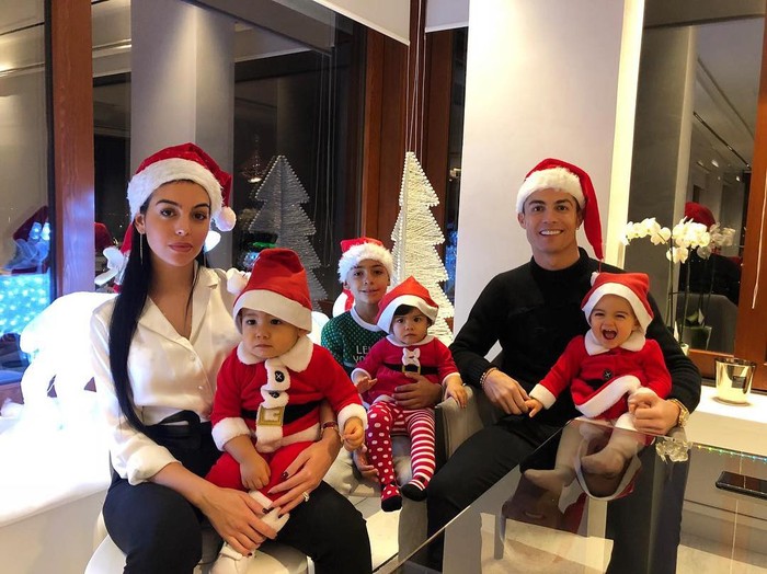 Ronaldo, Messi và các sao bóng đá quây quần bên gia đình trong đêm Giáng sinh ấm áp - Ảnh 1.
