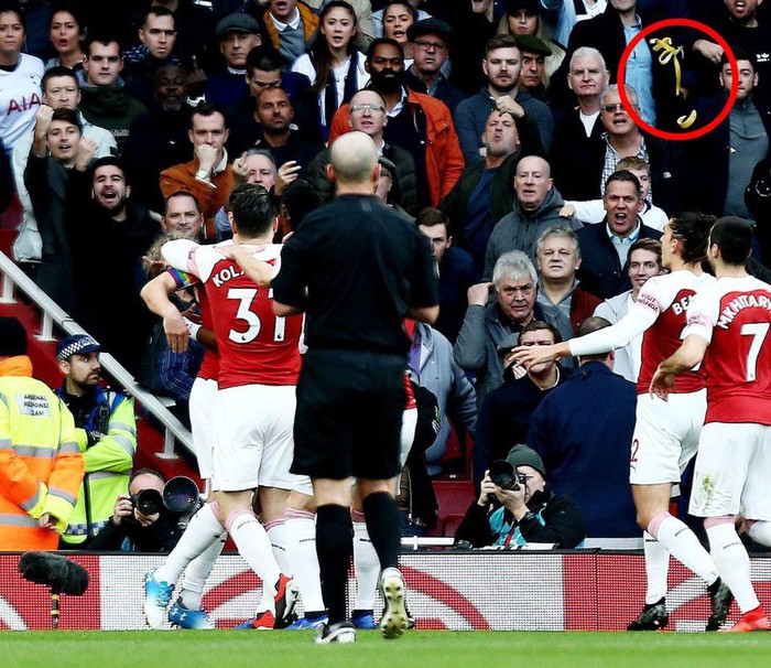 CĐV bị bắt giữ vì ném vỏ chuối xuống sân để miệt thị màu da của tiền đạo Arsenal - Ảnh 1.