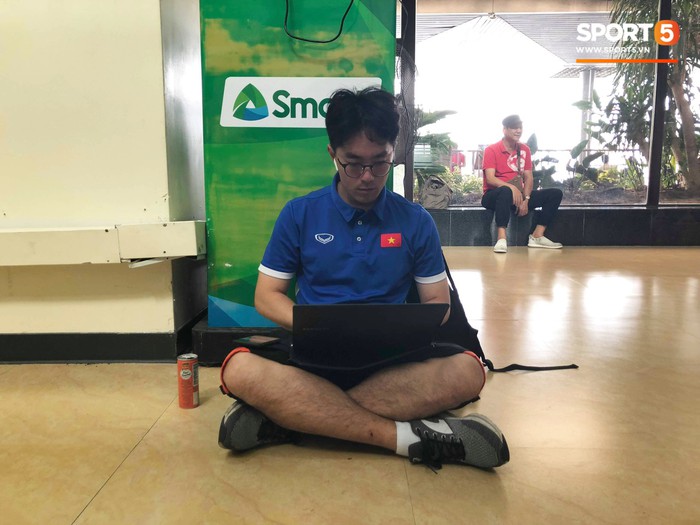 Không ngủ quên sau trận thắng Philippines, trợ lý Hàn Quốc điển trai của tuyển Việt Nam ngồi bệt ngay tại sân bay phân tích đối thủ - Ảnh 3.