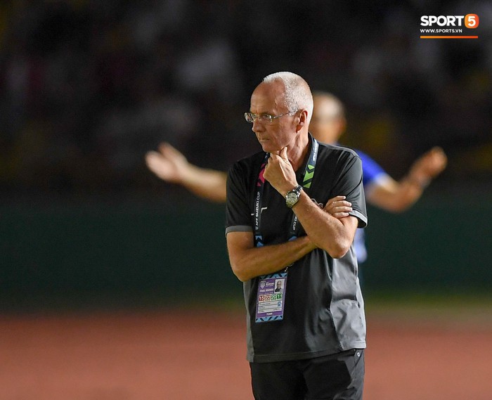 HLV Philippines vỗ vai thán phục đồng nghiệp Park Hang-seo sau trận thua Việt Nam - Ảnh 3.