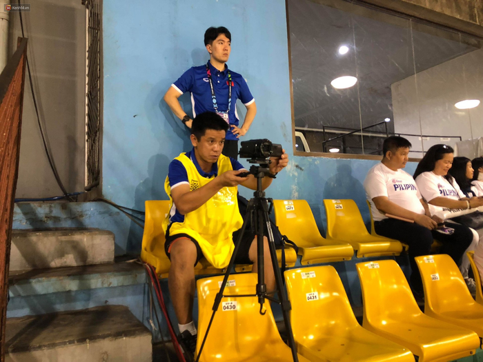 Không ngủ quên sau trận thắng Philippines, trợ lý Hàn Quốc điển trai của tuyển Việt Nam ngồi bệt ngay tại sân bay phân tích đối thủ - Ảnh 6.