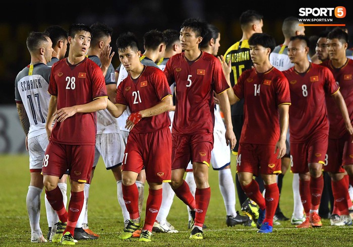 Không ngủ quên sau trận thắng Philippines, trợ lý Hàn Quốc điển trai của tuyển Việt Nam ngồi bệt ngay tại sân bay phân tích đối thủ - Ảnh 7.