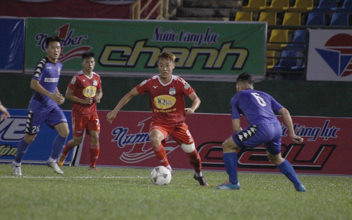 Tiền vệ Nguyễn Kiên Quyết chơi khá ấn tượng trong lần đầu được đôn lên đội 1 HAGL. Ảnh: Mộc Trà.