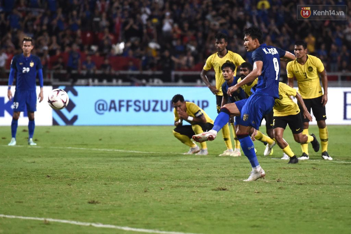 Cầu thủ Thái Lan gục ngã xuống sân sau thất bại đau đớn trước Malaysia - Ảnh 4.