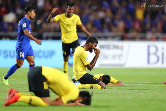 Cầu thủ Thái Lan gục ngã xuống sân sau thất bại đau đớn trước Malaysia - Ảnh 6.