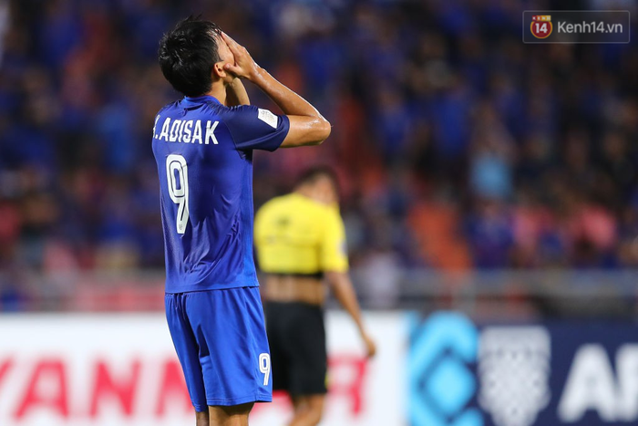 Cầu thủ Thái Lan gục ngã xuống sân sau thất bại đau đớn trước Malaysia - Ảnh 8.