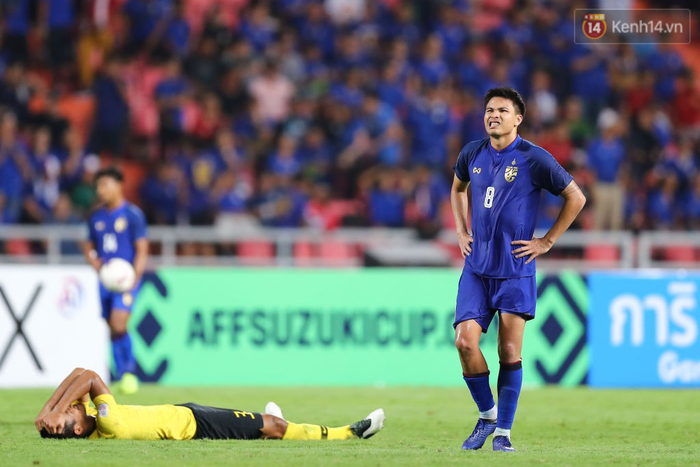 Cầu thủ Thái Lan gục ngã xuống sân sau thất bại đau đớn trước Malaysia - Ảnh 9.