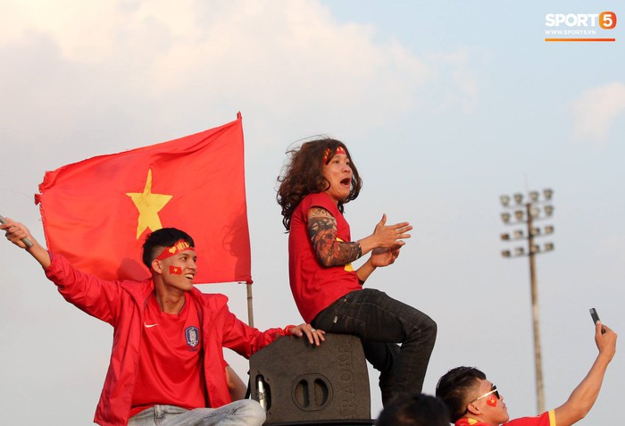 Cổ động viên đốt pháo sáng đỏ rợp trời trước giờ xung trận của đội tuyển Việt Nam - Ảnh 2.