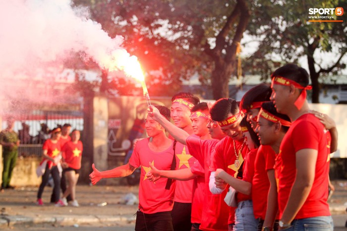 Cổ động viên đốt pháo sáng đỏ rợp trời trước giờ xung trận của đội tuyển Việt Nam - Ảnh 7.