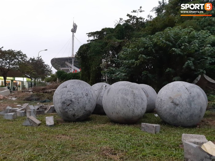 Đã tìm ra vị trí bí ẩn của 40 quả cầu đá sau khi bị di dời khỏi sân Mỹ Đình - Ảnh 3.