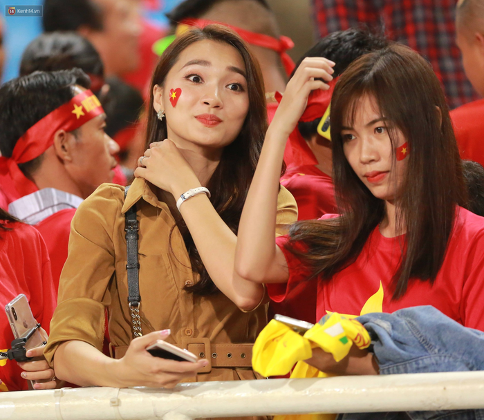 Tuyển Việt Nam thắng trận, hot girl Ngọc Nữ vẫy tay chào bạn trai tin đồn Văn Đức từ khán đài - Ảnh 4.