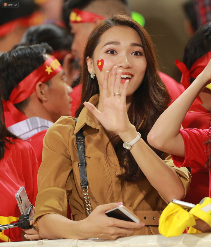 Tuyển Việt Nam thắng trận, hot girl Ngọc Nữ vẫy tay chào bạn trai tin đồn Văn Đức từ khán đài - Ảnh 6.