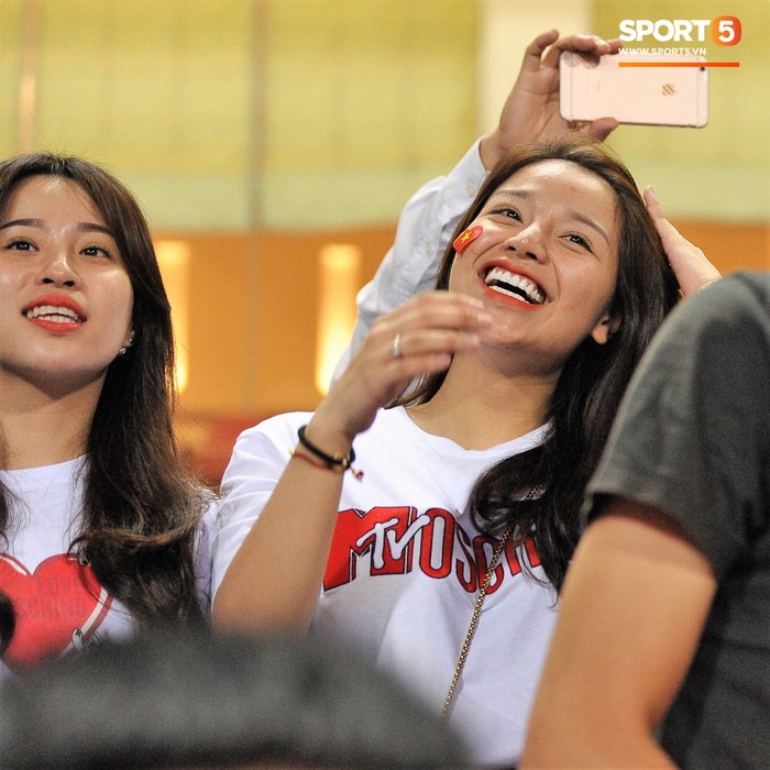 Bạn gái Quang Hải ăn mừng cực sung khi người yêu ghi bàn vào lưới Philippines - Ảnh 7.