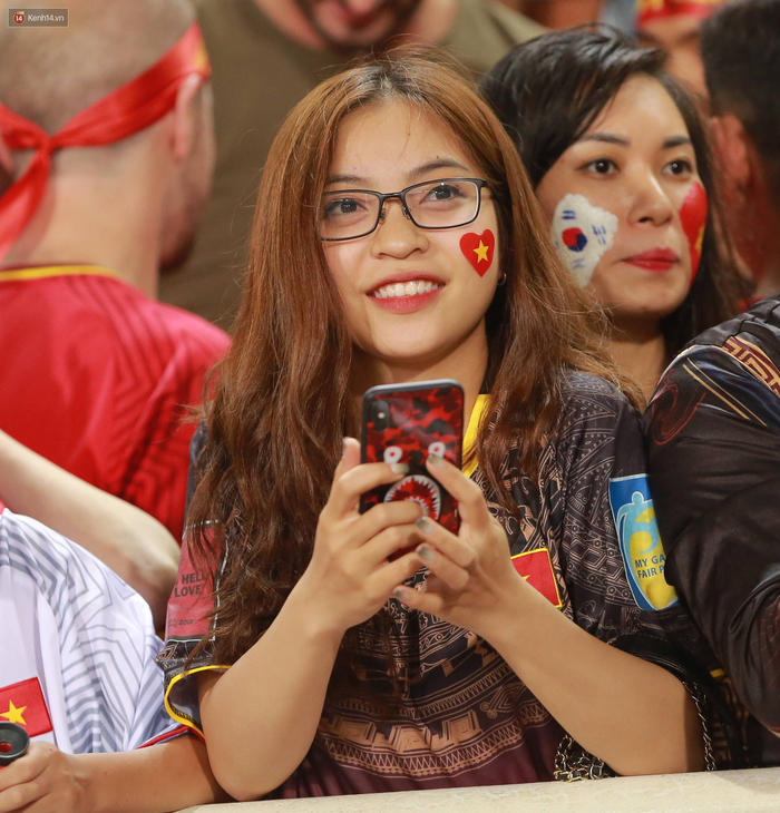 Tuyển Việt Nam thắng trận, hot girl Ngọc Nữ vẫy tay chào bạn trai tin đồn Văn Đức từ khán đài - Ảnh 8.