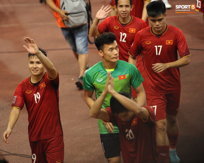 Xuân Trường, Văn Toàn check-in cực nhắng cùng hội anh em cây khế sau trận thắng Philippines - Ảnh 8.
