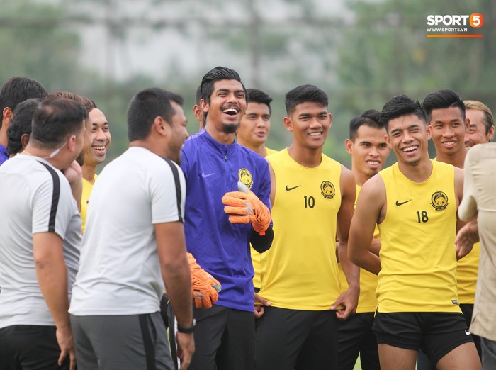 Chuẩn bị đối đầu Công Phượng, thủ môn Malaysia tập bài lạ với bóng… 5 kg - Ảnh 3.