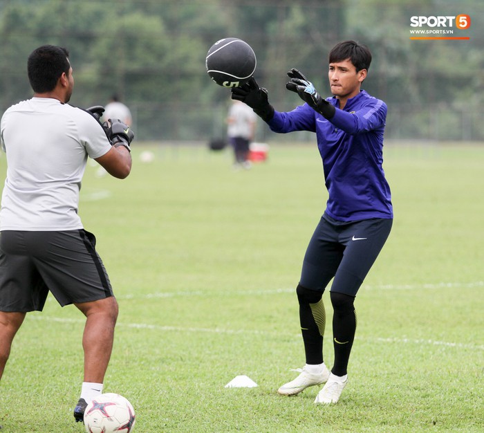Chuẩn bị đối đầu Công Phượng, thủ môn Malaysia tập bài lạ với bóng… 5 kg - Ảnh 4.