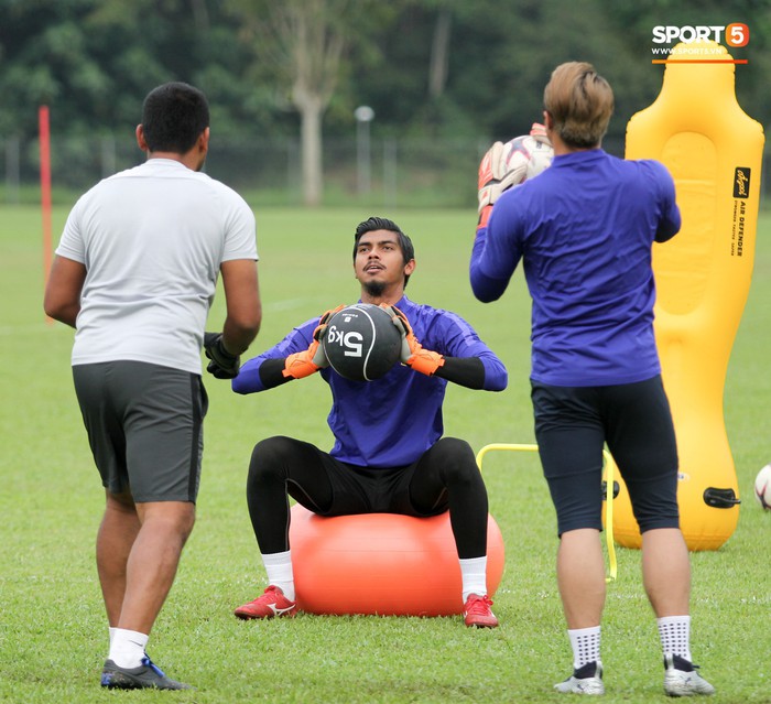 Chuẩn bị đối đầu Công Phượng, thủ môn Malaysia tập bài lạ với bóng… 5 kg - Ảnh 5.
