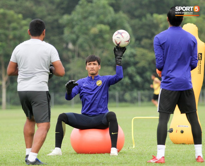 Chuẩn bị đối đầu Công Phượng, thủ môn Malaysia tập bài lạ với bóng… 5 kg - Ảnh 6.