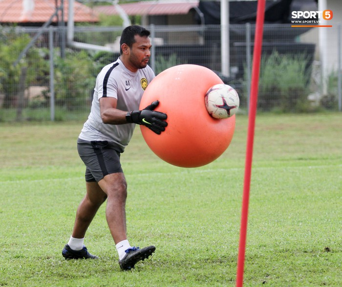 Chuẩn bị đối đầu Công Phượng, thủ môn Malaysia tập bài lạ với bóng… 5 kg - Ảnh 7.