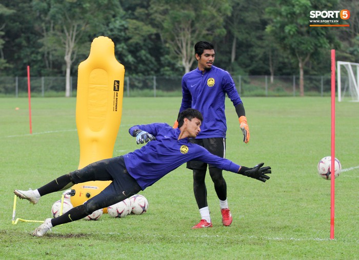 Chuẩn bị đối đầu Công Phượng, thủ môn Malaysia tập bài lạ với bóng… 5 kg - Ảnh 8.