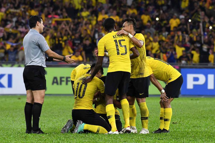 Info trọng tài bắt trận chung kết AFF Cup: Từng mang vận may cho Malaysia, có phản ứng cực gắt khi bị chỉ trích - Ảnh 3.