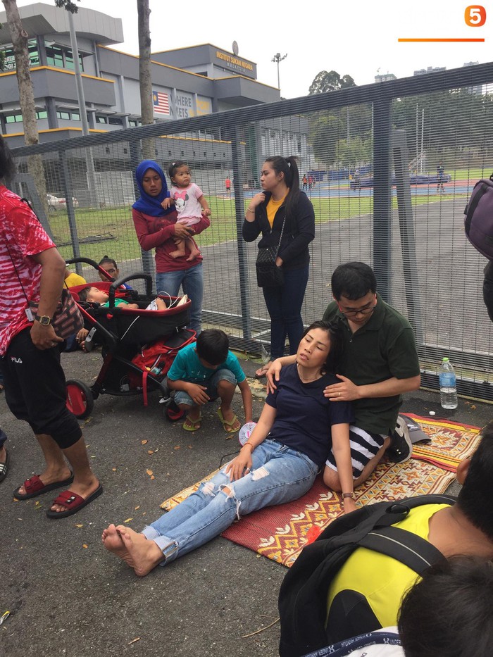 CĐV Malaysia chen lấn mua vé xem chung kết AFF Cup: Nhiều người kiệt sức, nằm la liệt bên đường - Ảnh 3.