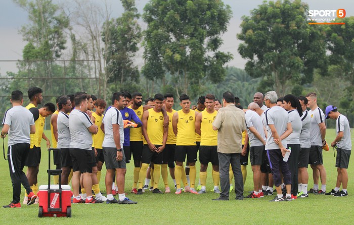 Tuyển Malaysia cho thủ môn tập bài lạ với bóng… 5 kg - Ảnh 10.