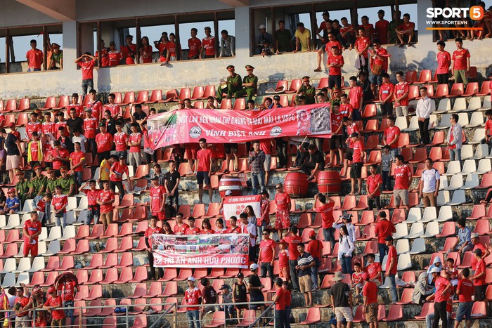Văn Lâm và các đồng đội cúi đầu tri ân cổ động viên đặc biệt của Hải Phòng FC - Ảnh 3.